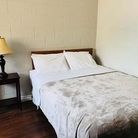 Manitou Motor Inn エクステリア 写真