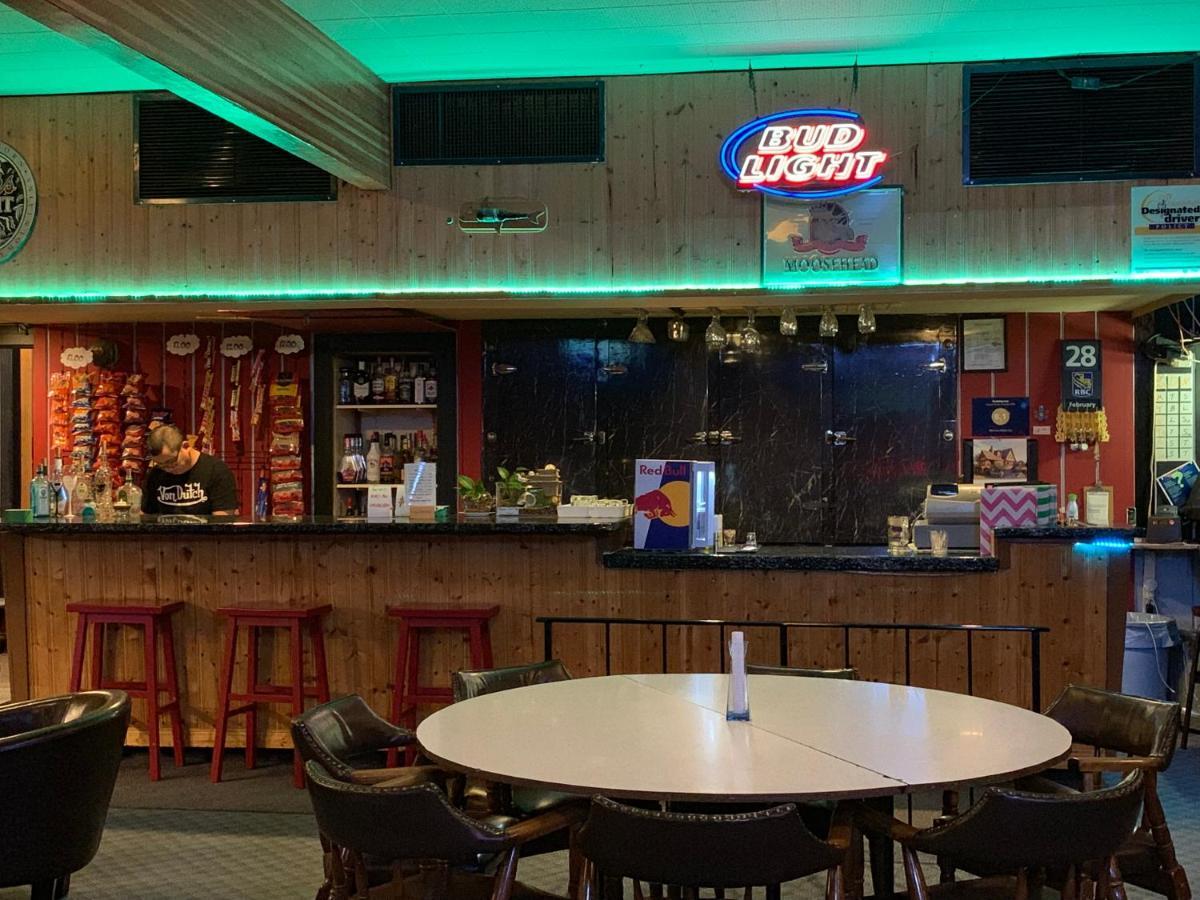 Manitou Motor Inn エクステリア 写真