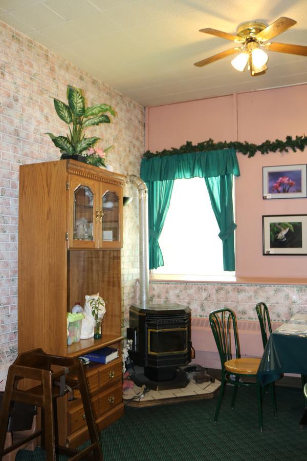 Manitou Motor Inn エクステリア 写真
